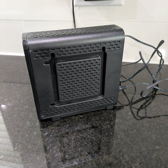 Motorola SURFboard eXtreme High-Speed Wired 3.0 Cable Modem Model SB6121 - Picture 6 of 6